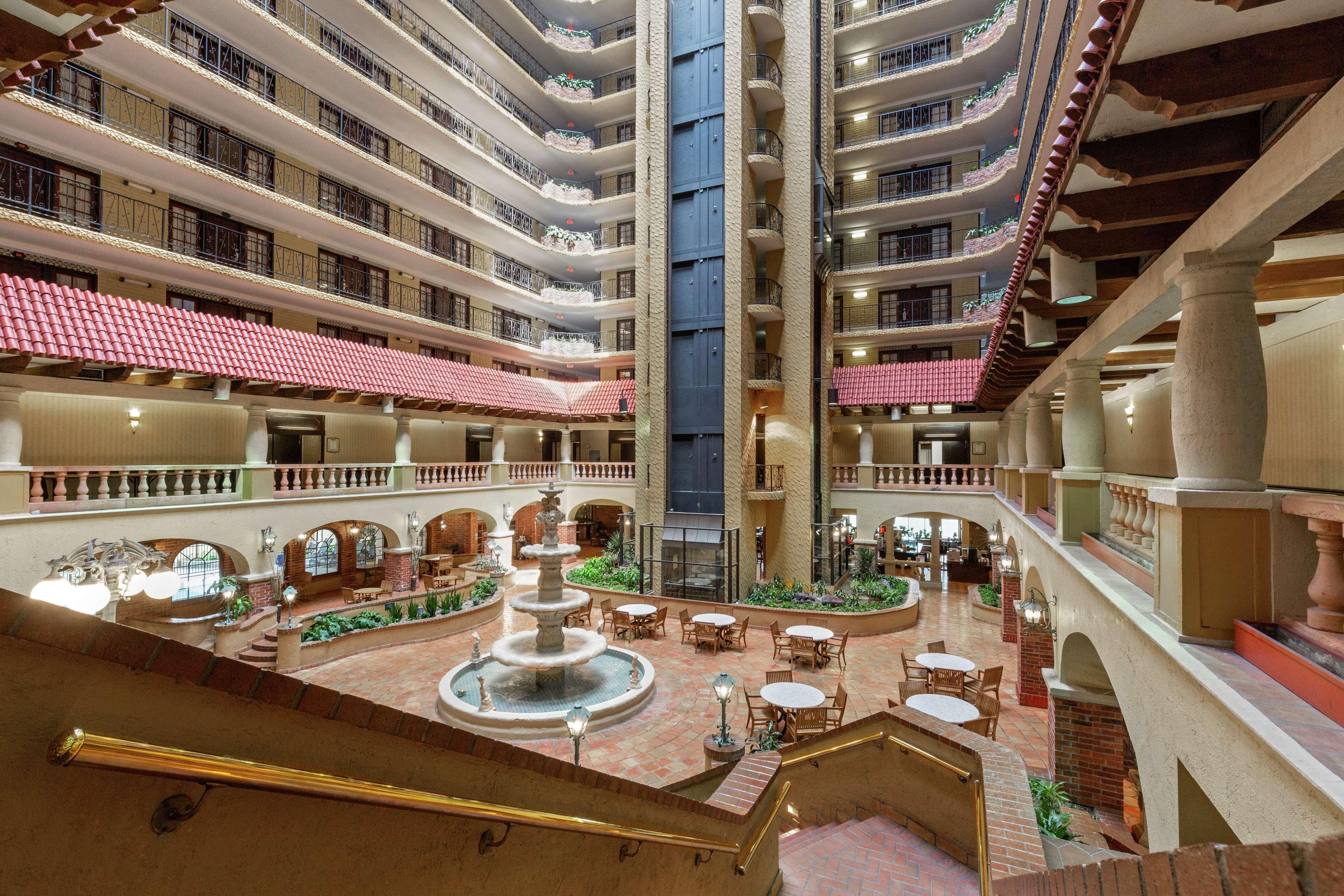 Embassy Suites By Hilton Kansas City Plaza Exteriér fotografie