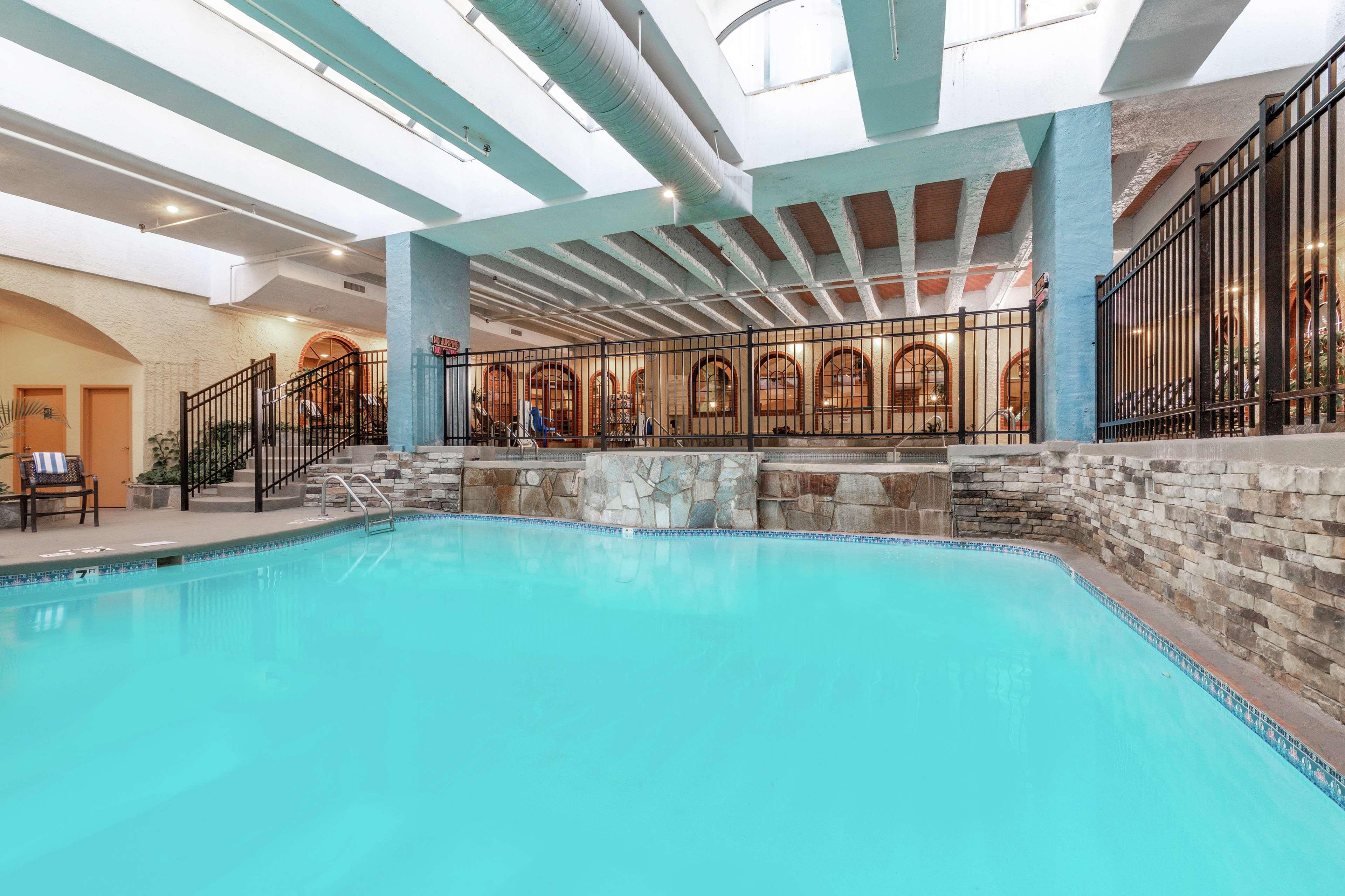 Embassy Suites By Hilton Kansas City Plaza Exteriér fotografie