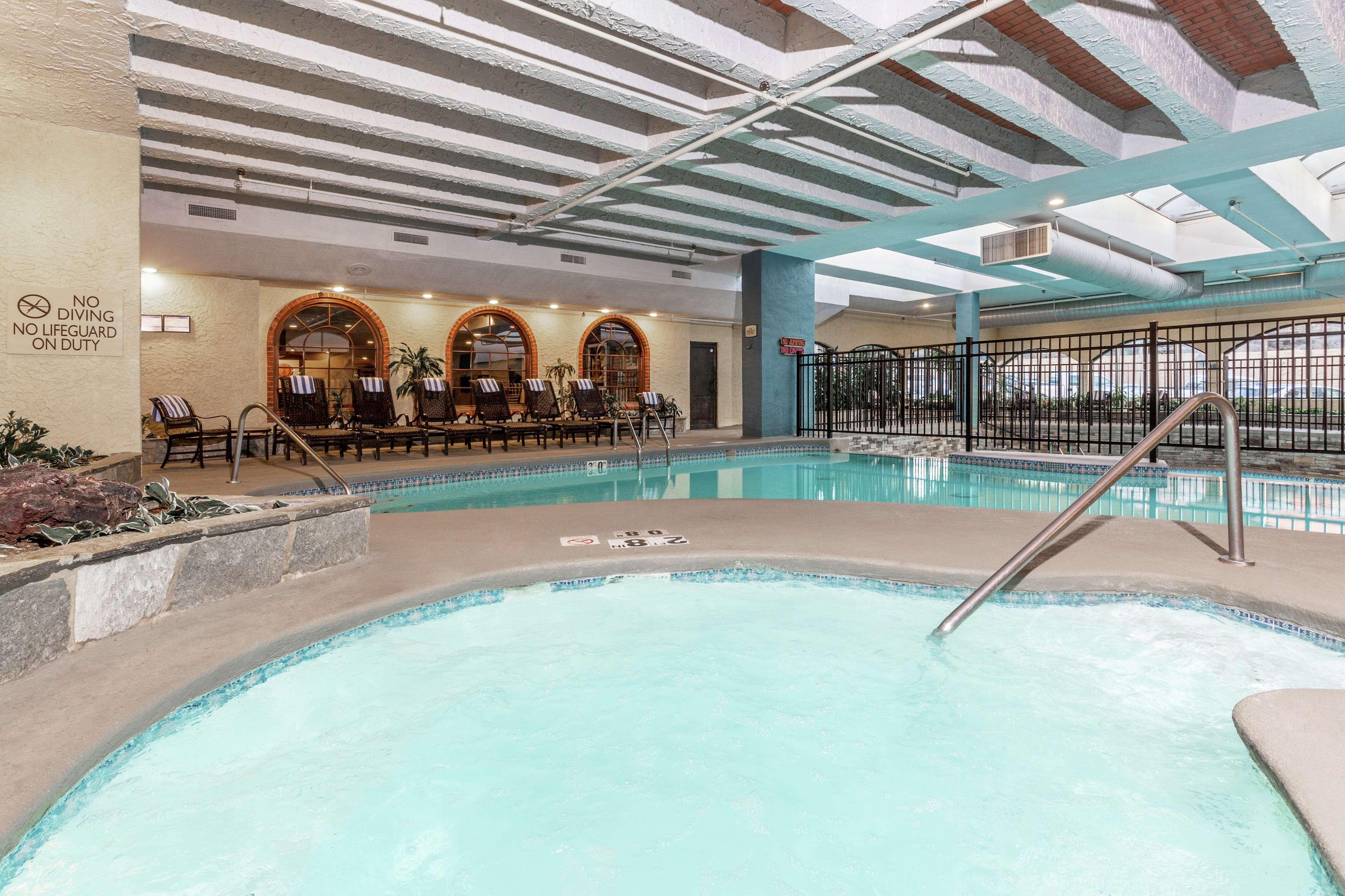 Embassy Suites By Hilton Kansas City Plaza Exteriér fotografie