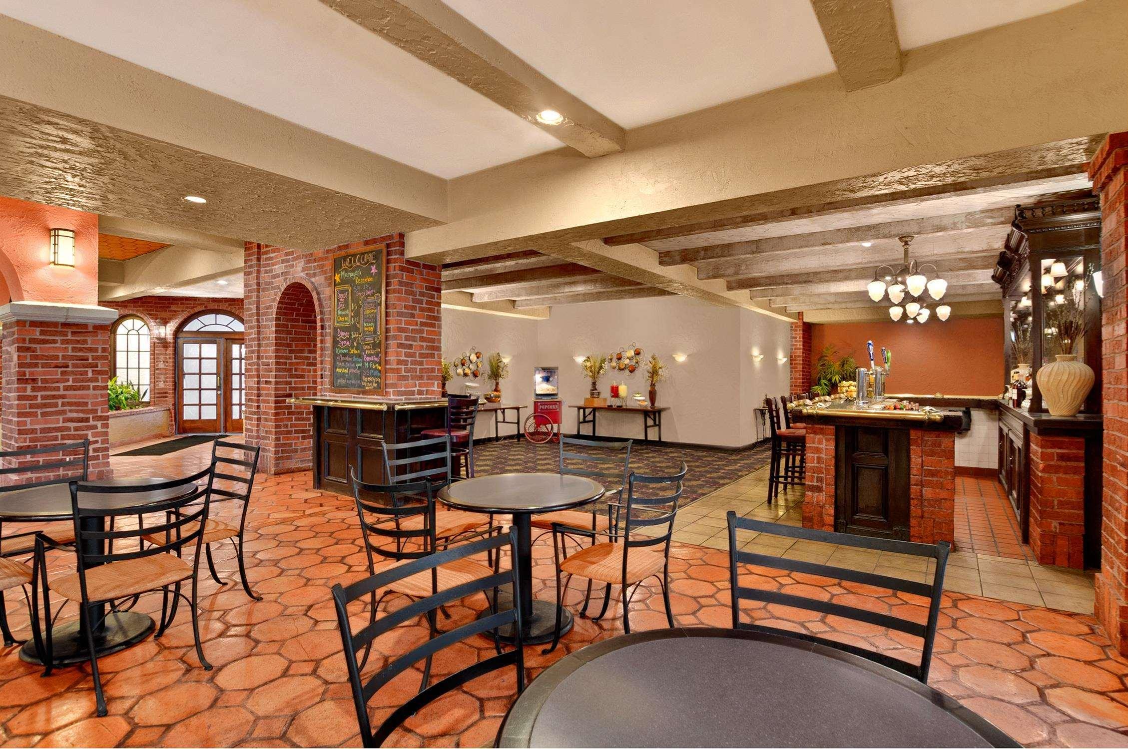Embassy Suites By Hilton Kansas City Plaza Exteriér fotografie
